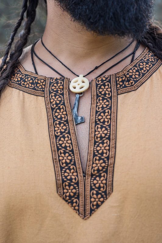 tunika-mit-borduere-halvor-honigbraun~6.webp