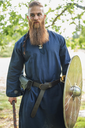 tunika-mit-borduere-halvor-blau~2.webp