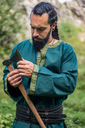 tunika-mit-borduere-halvor-gruen~8.webp
