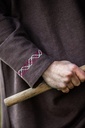 wikingertunika-freki-mit-handstickerei-braun~7.webp