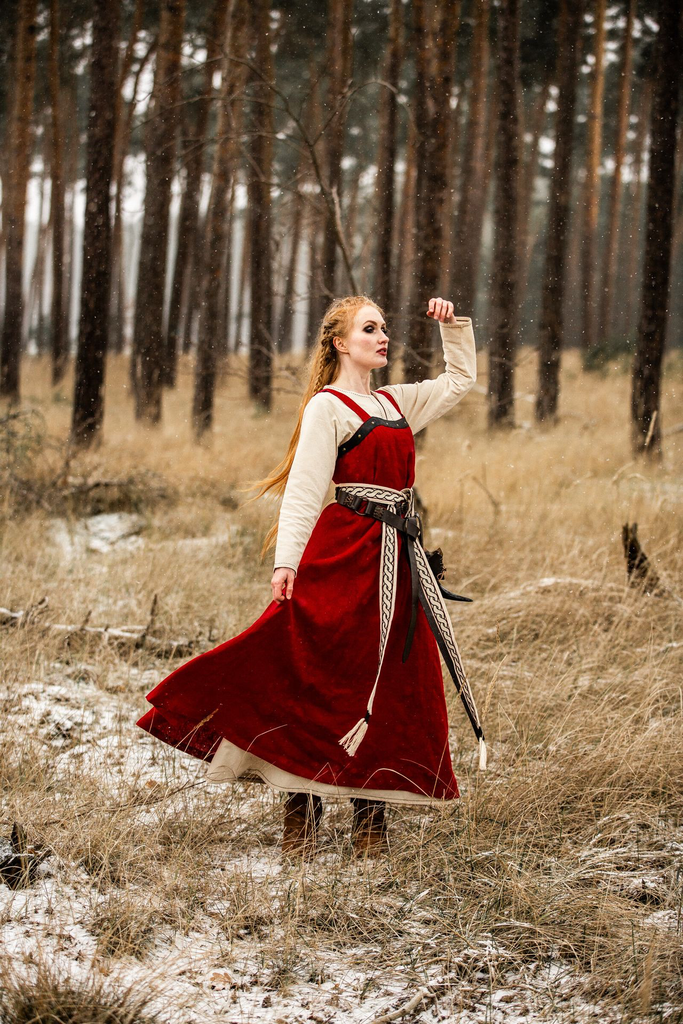 wikinger-uberleid-alena-rot~7.webp