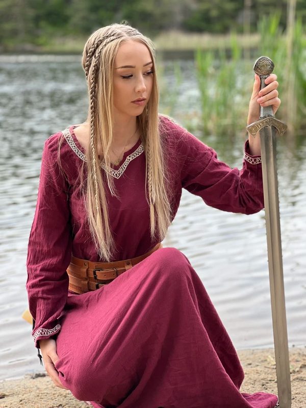 wikingerkleid-brigida-rot~2.webp