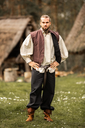 weste-aus-handgewebter-baumwolle-irvin-braun~3.webp