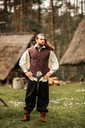 weste-aus-handgewebter-baumwolle-irvin-braun~7.webp