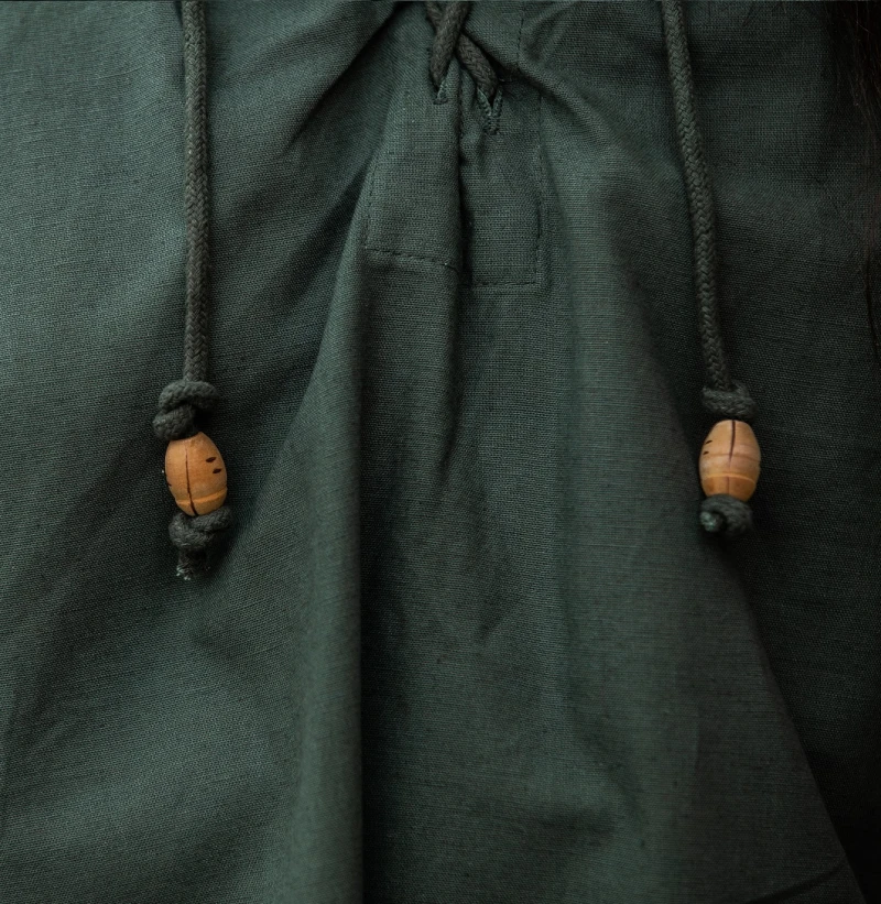 typisches-mittelalter-stehkragen-schnuerhemd-friedrich-gruen~9.webp