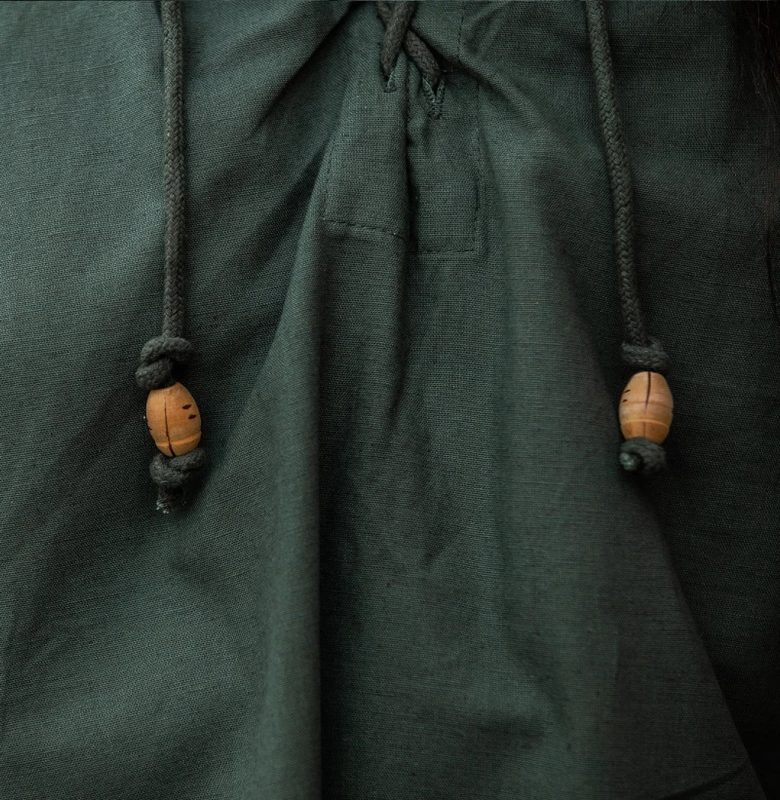 typisches-mittelalter-stehkragen-schnuerhemd-friedrich-gruen~9.webp