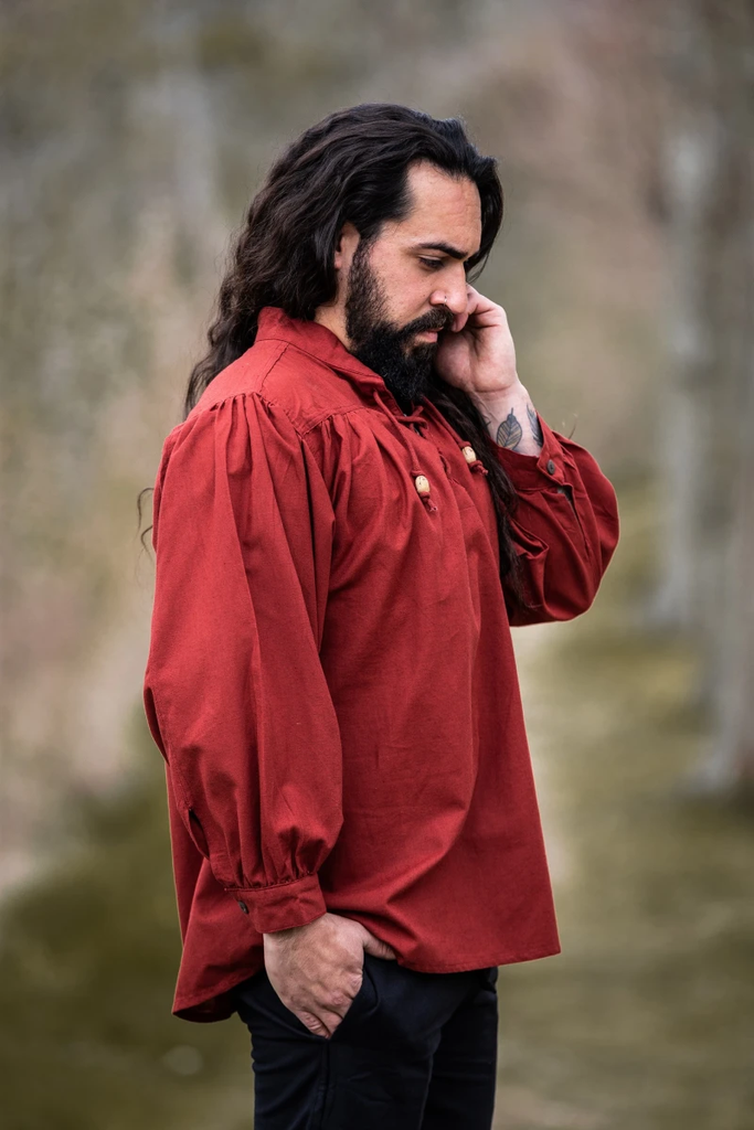 typisches-mittelalter-stehkragen-schnuerhemd-friedrich-rot~2.webp