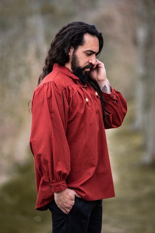 typisches-mittelalter-stehkragen-schnuerhemd-friedrich-rot~2.webp