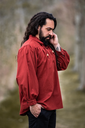 typisches-mittelalter-stehkragen-schnuerhemd-friedrich-rot~2.webp