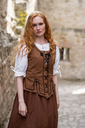 6026t-mittelalterliche-mieder-weste-mit-stickerei-selma-tabakbraun-leonardo-carbone.webp