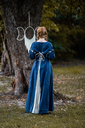 mittelalterkleid-larina-taubenblau-natur~6.webp