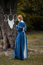 mittelalterkleid-larina-taubenblau-natur~5.webp