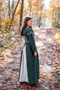 1740834075_mittelalterkleid-larina-olivgruen-natur~2.webp