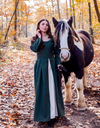 1740834077_mittelalterkleid-larina-olivgruen-natur~3.webp