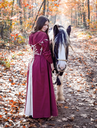 1740834270_mittelalterkleid-larina-rot-natur_7~2.webp