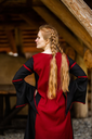1740834588_viskosekleid-mit-trompetenaermeln-berblin-schwarz-rot~11.webp