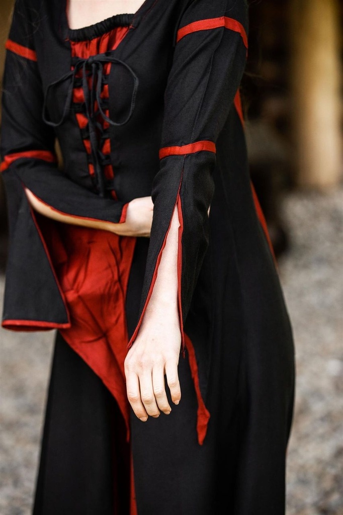 1740834586_viskosekleid-mit-trompetenaermeln-berblin-schwarz-rot~9.webp