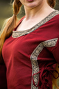 1740842618_mittelalterkleid-mit-borduere-sophie-rot~12.webp