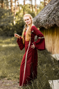 1740842609_mittelalterkleid-mit-borduere-sophie-rot~4.webp