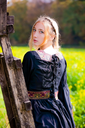 1740856745_edles-viskose-kleid-schwarz~3.webp