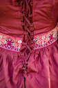 1740857125_edles-viskose-kleid-burgundrot~7.webp