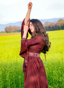1740857121_edles-viskose-kleid-burgundrot~3.webp