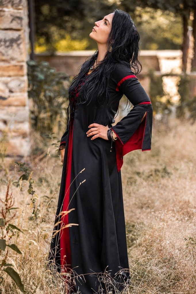 1740857895_kleid-mit-trompetenaermeln-larissa-schwarz-rot~4.webp