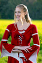 1740860181_kleid-mit-trompetenaermeln-larissa-rot-natur~2.webp