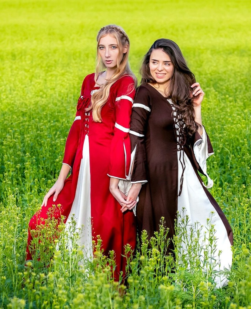 1740860130_kleid-mit-trompetenaermeln-larissa-braun-natur~4.webp