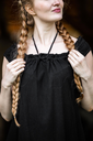 1740857367_bodenlanges-kleid-ella-schwarz~9.webp