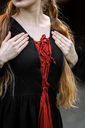 1740929137_mittelalterkleid-medusa-schwarz-rot~13.webp