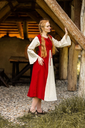 1740930515_mittelalter-baumwollkleid-ilse-rot-natur~6.webp