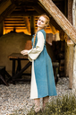 1740930020_mittelalter-baumwollkleid-ilse-taubenblau-natur~6.webp