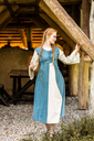 1740930018_mittelalter-baumwollkleid-ilse-taubenblau-natur~4.webp