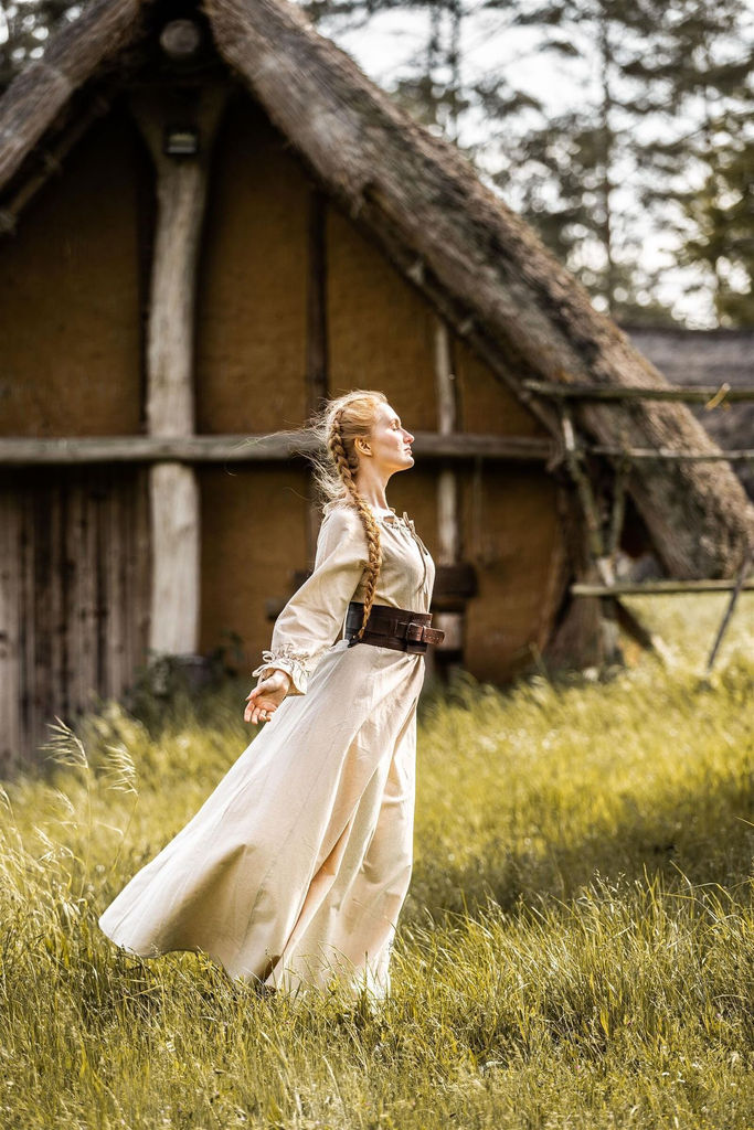 1740931405_bodenlanges-langarmkleid-mechthild-hanffarben~10.webp