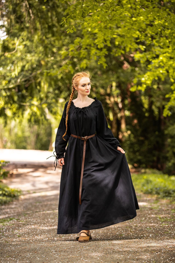 1740931539_bodenlanges-langarmkleid-mechthild-schwarz~10.webp