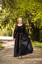 1740931539_bodenlanges-langarmkleid-mechthild-schwarz~10.webp