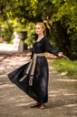 1740931541_bodenlanges-langarmkleid-mechthild-schwarz~13.webp