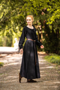 1740931540_bodenlanges-langarmkleid-mechthild-schwarz~11.webp