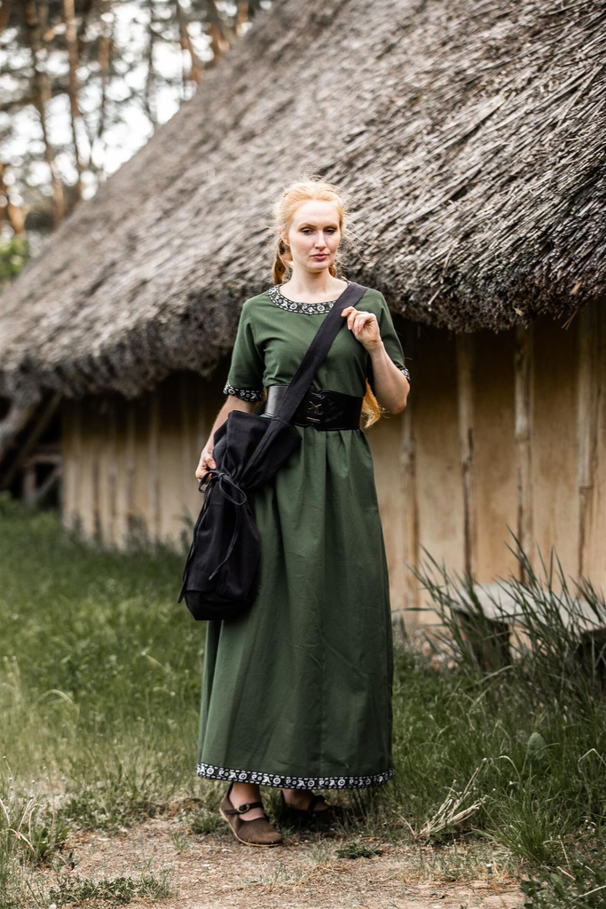 1740932341_edles-kurzarmkleid-mit-borduere-ennlin-gruen~16.webp