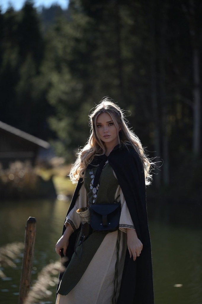 1740947034_wikinger-ueberkleid-aleiga-gruen~2.webp