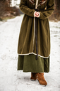 1741099517_bekleidung-mantel-skadi-olive~6.webp