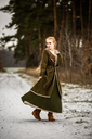1741099510_bekleidung-mantel-skadi-olive~3.webp