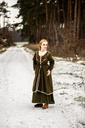 1741099508_bekleidung-mantel-skadi-olive~2.webp