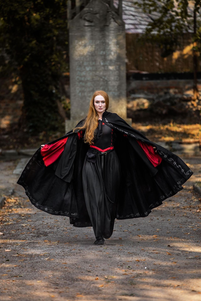 1741100761_wollumhang-mit-stickerei-alma-schwarz_1~4.webp