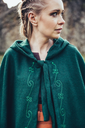 1741101287_wollumhang-mit-stickerei-alma-gruen~4.webp