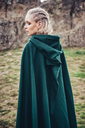 1741101285_wollumhang-mit-stickerei-alma-gruen~3.webp