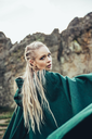 1741101293_wollumhang-mit-stickerei-alma-gruen~7.webp