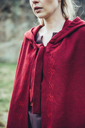 1741101528_wollumhang-mit-stickerei-alma-rot~2.webp
