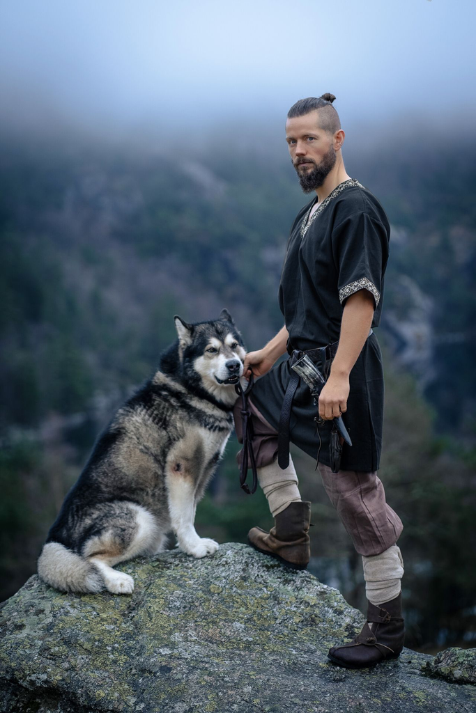 1741104103_wikinger-tunika-loki-schwarz-kurzarm~2.webp